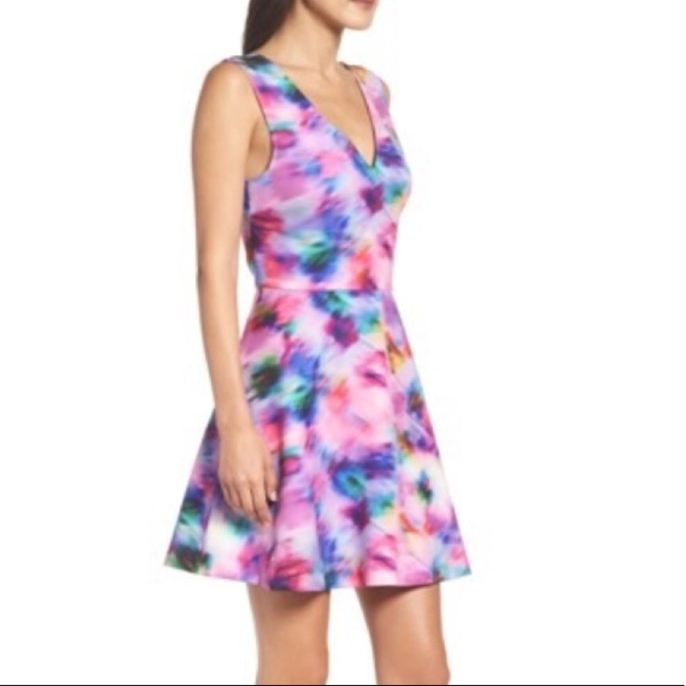 Beautiful Bright Dress with Cutout Back • Size S - Picture 6 of 7